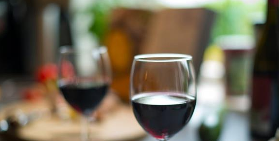 最新研究：喝红葡萄酒可以减少人的肠道细菌