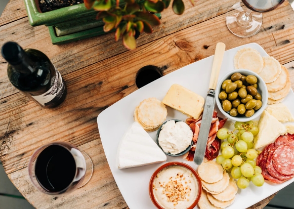 简单优雅的一餐：葡萄酒、面包和奶酪