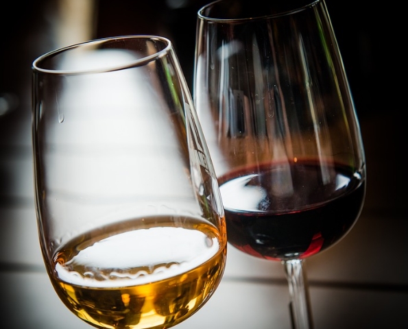 红葡萄酒和白葡萄酒的潜在差异