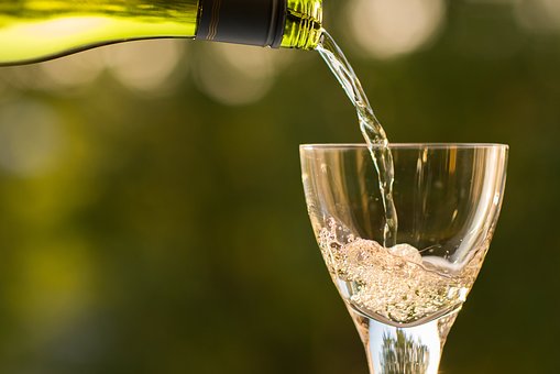 各位知道怎样来去喝葡萄酒才算是比较健康?