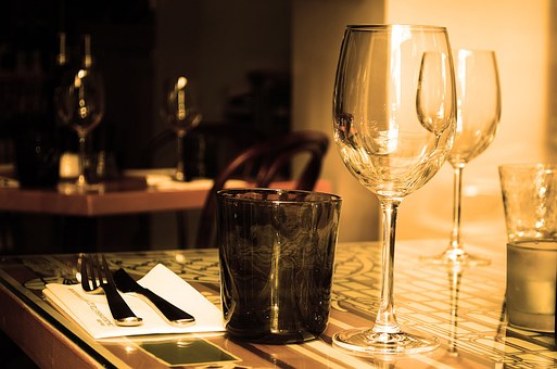 葡萄酒玻璃杯与水晶杯的不同之处在哪里？