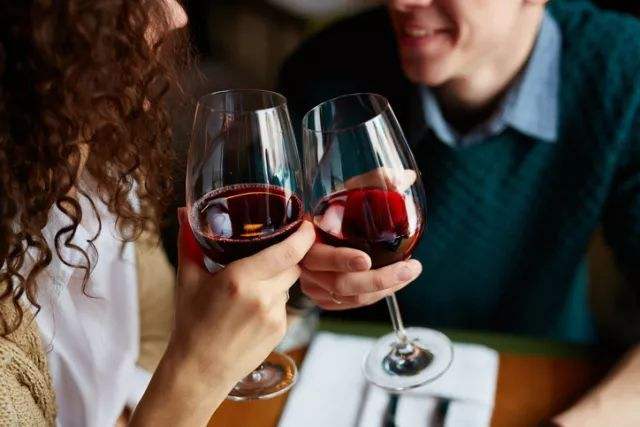 最新研究：适度饮用红葡萄酒可以保护肠道健康