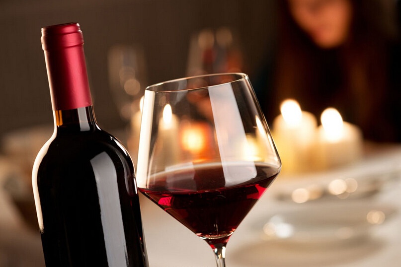 如何在购买葡萄酒时辨别它的年龄？