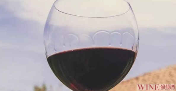 葡萄酒为何“杯壁下流”？科学家有新解析