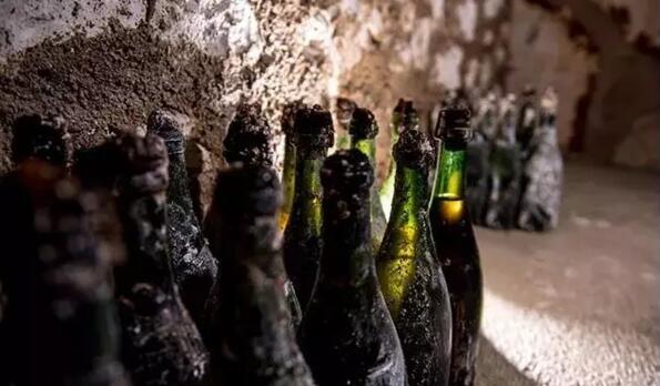 法国宝禄爵酒庄挖掘出120多年前的香槟酒