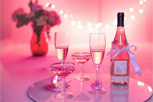 桃红香槟的颜色来自于什么？