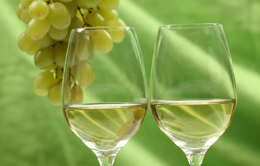 如何识别葡萄酒中的花香和草本风味呢？