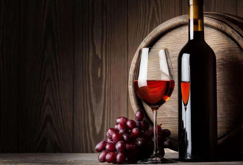 饮用葡萄酒时应该倒多少合适？