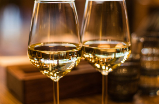 葡萄酒用什么发酵而成？