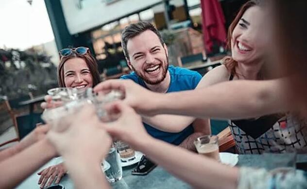 最新研究：男性每周和朋友聚会喝两次酒，才能保证身心健康