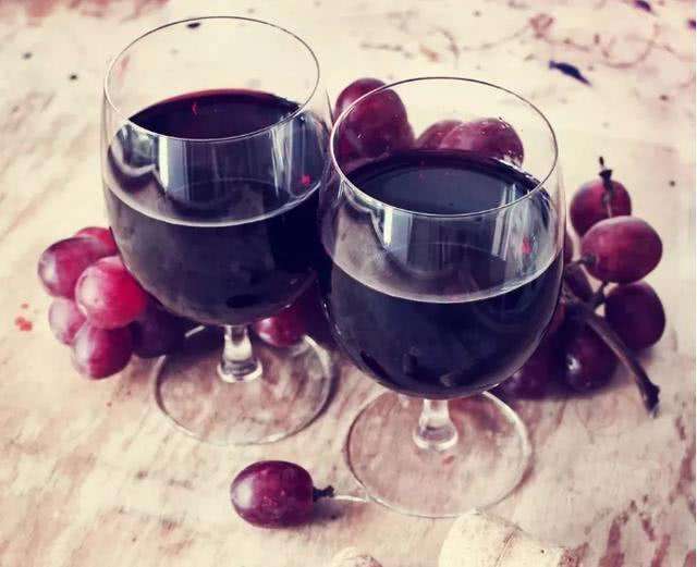 喝葡萄酒时应忌的食物有哪些？