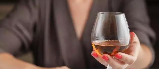 最新研究：喝酒脸红的人可能会增加患阿兹海默症风险