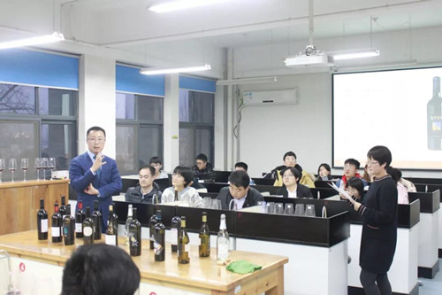 郭明浩回母校为5位同学颁发2019年度“知酒奖学金”