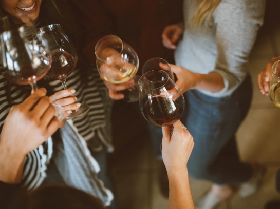 喝红酒的正确手法是什么？