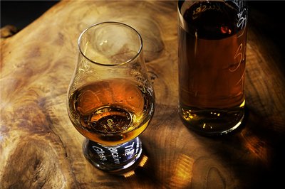 喝威士忌要用窄口杯的原因是什么呢？