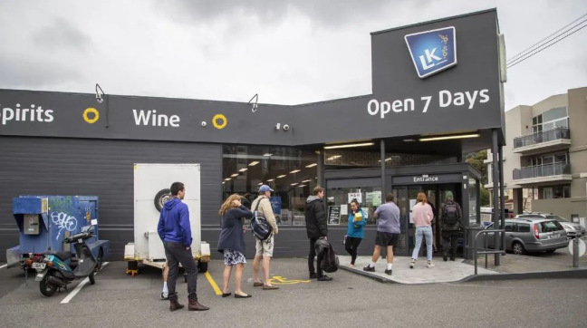 政府新规导致新西兰国民恐慌性采购，酒类零售店门口排起长队
