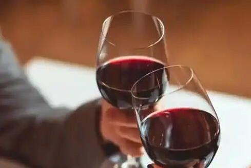 最新研究：喝红葡萄酒可以预防与年龄相关的疾病