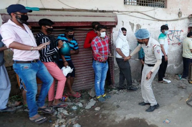 印度酒类门店被买酒者挤爆，警察被迫用棍子维持秩序