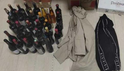 青岛警方抓获两名专门盗窃超市葡萄酒的嫌疑人