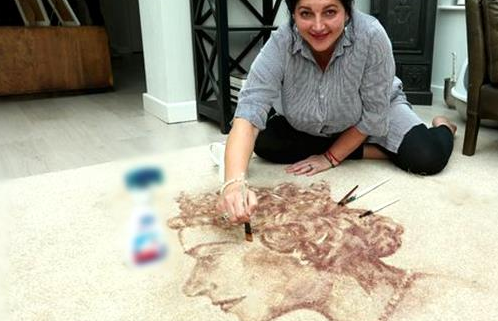 英国艺术家用红葡萄酒在地毯上绘出英国女王肖像