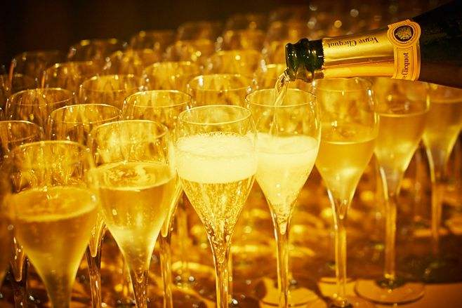日本艺术家草间弥生为凯歌香槟最新年份酒设计独特酒标
