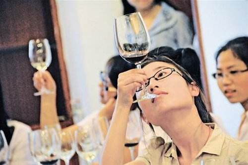 陕西某高校开设葡萄酒文化与鉴赏课，学生可以上课喝酒