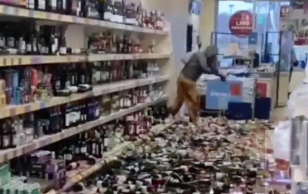 英国某女子在超市打碎500瓶葡萄酒，后被警方逮捕