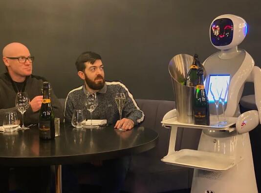 伦敦餐厅推出机器人侍酒师服务