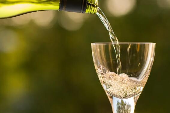 最新研究：在塑料中浸泡葡萄酒，可以去除软木塞污染