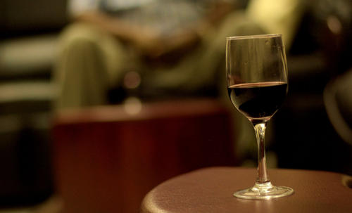 葡萄酒的功效关键在于适量饮用，不可过量饮酒