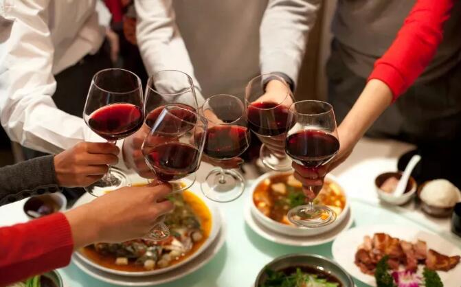政府倡导在家就餐，葡萄酒商：“用品质应对家庭自饮新趋势”！| 微酿观察