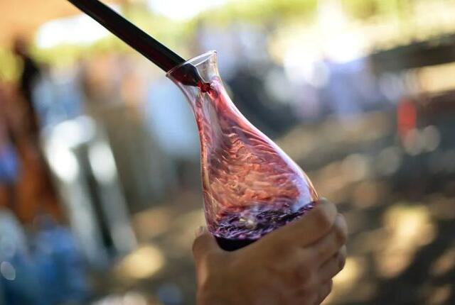 加州酒庄允许顾客将葡萄酒装入自己容器里