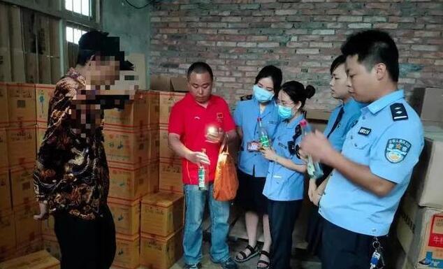 临桂区市监局查获上万瓶有问题葡萄酒，当事人领取“从业禁业令”