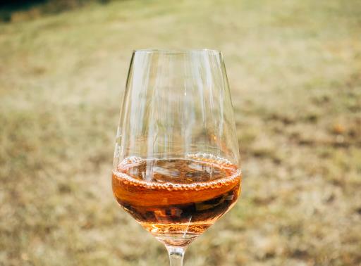 酿制桃红葡萄酒用什么葡萄？