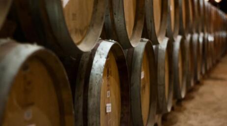意大利储存葡萄酒量巨大，需要蒸馏