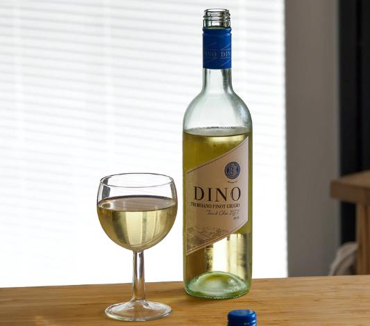 葡萄酒带青绿色什么味？