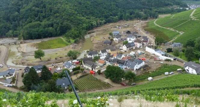 德国西部遭受毁灭性洪水，沾满泥浆的葡萄酒正在出售