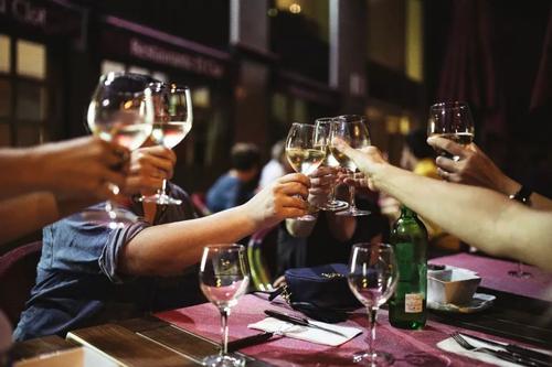 品酒师教您该如何识别各类酒 饮葡萄酒的规则