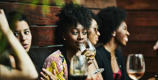 最新研究：年轻饮酒者转向其他酒精类别或无酒精领域