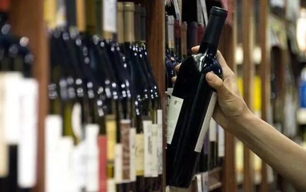 上海某商家售卖过期葡萄酒，被消费者要求10倍金额赔偿