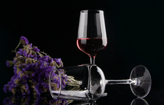 葡萄酒与橡木桶的关系非常有必要，是什么关系呢？