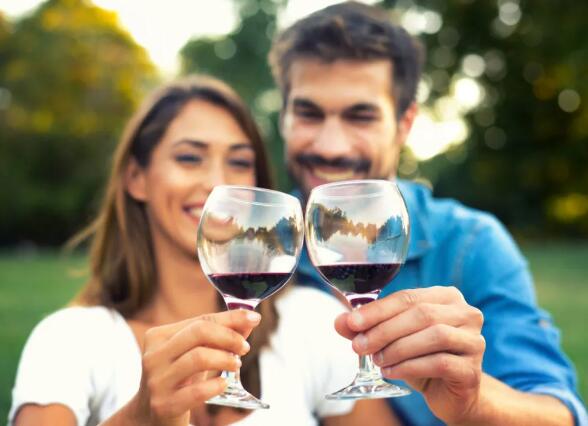 最新研究：喝红葡萄酒感染新冠风险比不喝酒要低10-17%