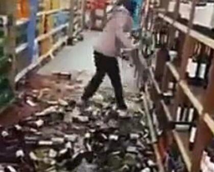某阿根廷女子被超市辞退，怒砸数百瓶红酒