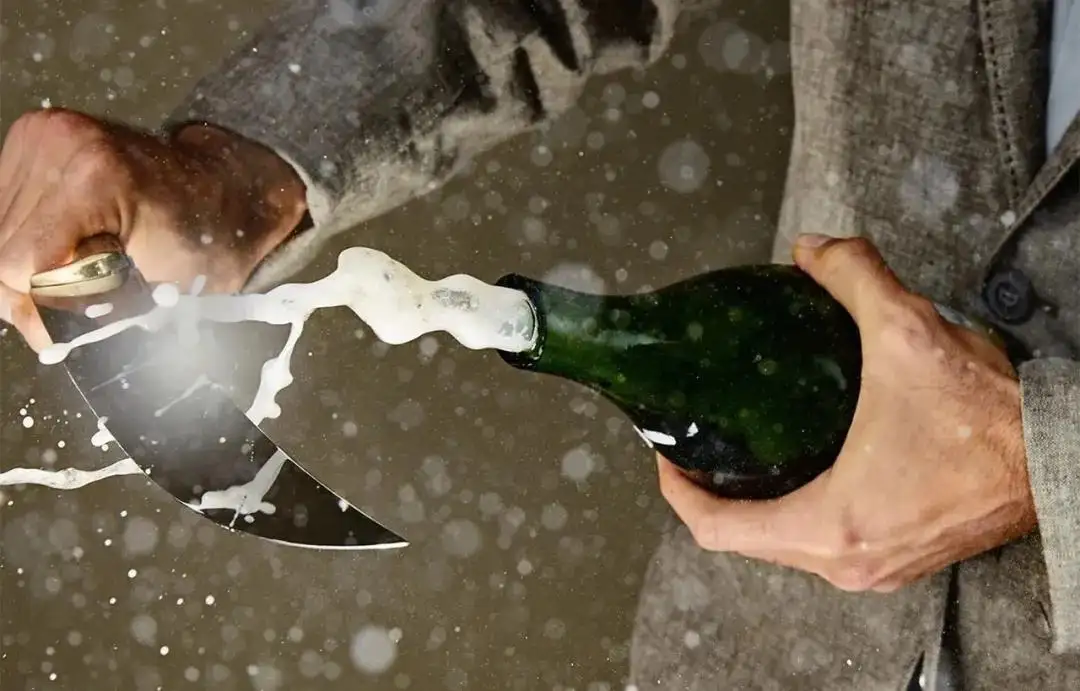 如何用刀切香槟？