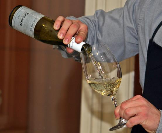 白葡萄酒可以直接喝吗？