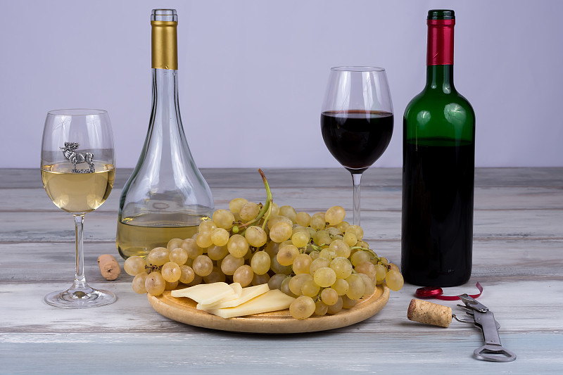 吃饭时要求多拿几个杯子来品尝多种葡萄酒，礼貌吗？