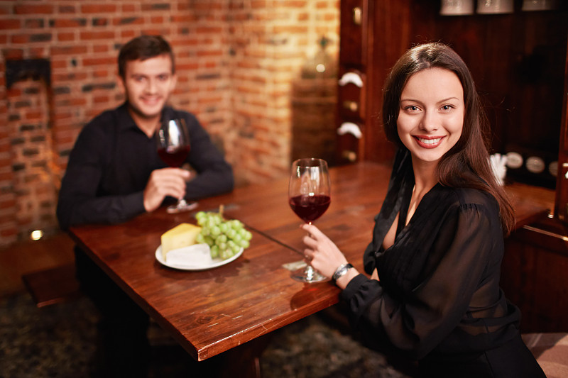 你应该在两种葡萄酒之间换杯子吗？