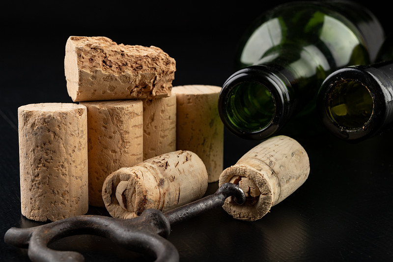 酿酒师如何在法国和美国的橡木桶中陈酿葡萄酒？