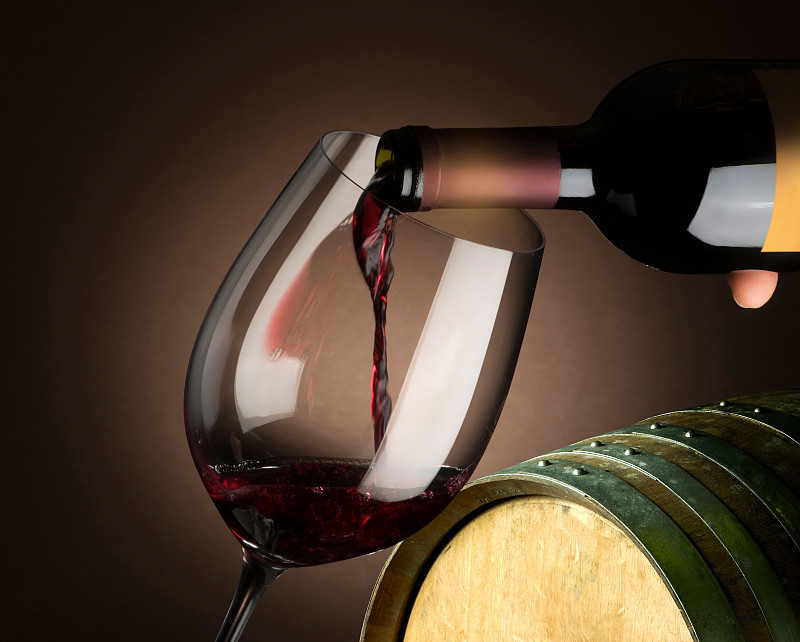 可以通过倾析和充气来“加速”葡萄酒的陈酿过程吗？
