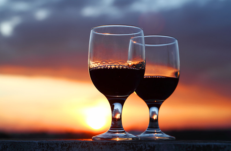 什么原因导致红酒在充气或倒入醒酒器时起泡？